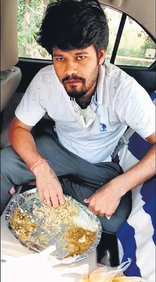 கண் பார்வைக்கு புலப்படும் தூரத்தில் வீடு இருந்தும் காரில் வாழும் இளைஞர்... காரணம் தெரிஞ்சா மிரண்டு போய்ருவீங்க?