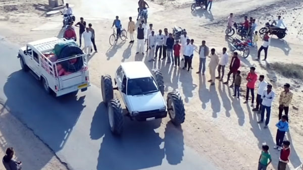 பிரம்மாண்டம்... ராட்சத டயர்களுடன் புதிய அவதாரம் எடுத்த மாருதி 800... வாயை பிளந்து பார்க்கும் மக்கள்