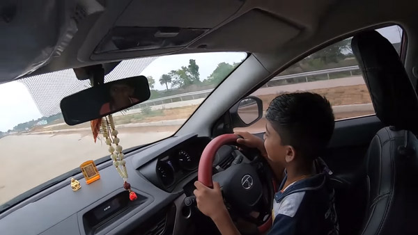 இருவரது உயிரை பணயம் வைத்து காரை ஓட்டிய 10 வயது சிறுவன்... வைரலாகும் வீடியோ...