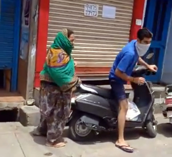 தாயுடன் வந்த மகன்... புது மாப்பிள்ளைபோல் மாலை அணிவித்து கவுரவித்த போலீஸ்... ஏன் தெரியுமா?
