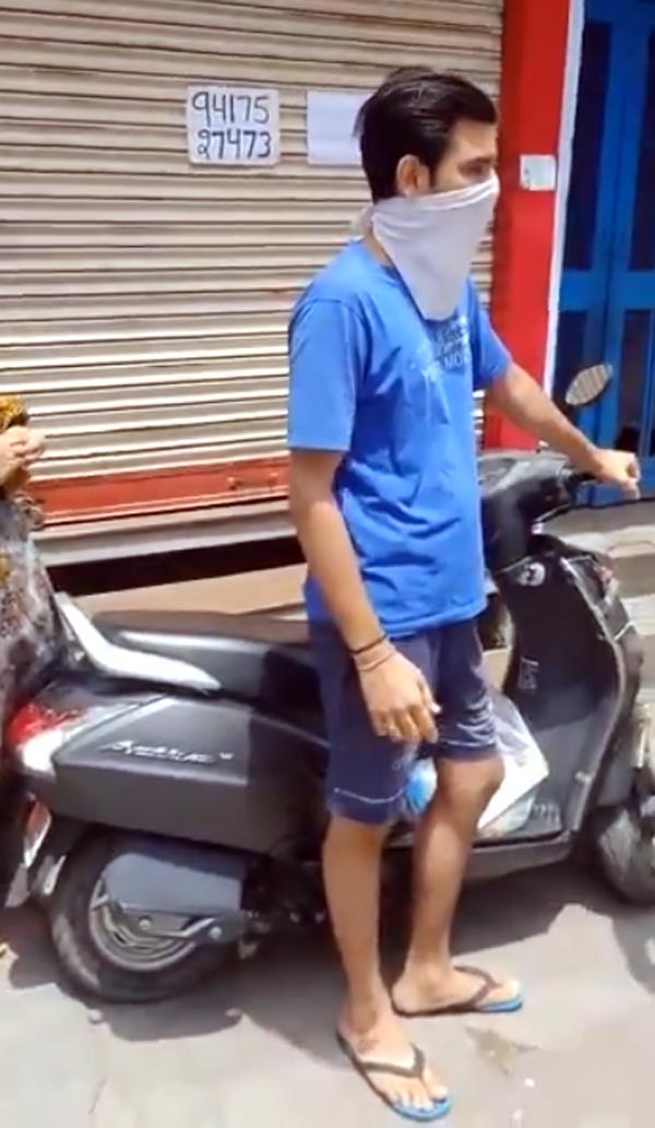 தாயுடன் வந்த மகன்... புது மாப்பிள்ளைபோல் மாலை அணிவித்து கவுரவித்த போலீஸ்... ஏன் தெரியுமா?