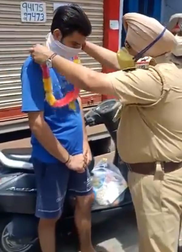 தாயுடன் வந்த மகன்... புது மாப்பிள்ளைபோல் மாலை அணிவித்து கவுரவித்த போலீஸ்... ஏன் தெரியுமா?