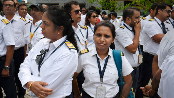 கொரோனாவோடு சேர்ந்து கூத்தடிக்கும் வெட்டுக்கிளிகள்... விமானங்களுக்கு காத்திருக்கும் பேராபத்து!