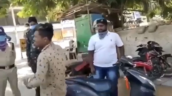 பாக்கவே பாவமா இருக்கு... வாகன ஓட்டிகளை கண்மூடித்தனமாக தாக்கிய போலீசார்... வேற ஒன்னும் பண்ணிருக்காங்க