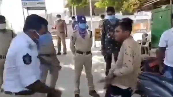 பாக்கவே பாவமா இருக்கு... வாகன ஓட்டிகளை கண்மூடித்தனமாக தாக்கிய போலீசார்... வேற ஒன்னும் பண்ணிருக்காங்க