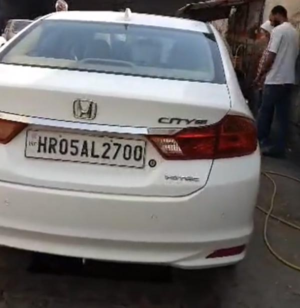 ஊரடங்கினால் ஹோண்டா சிட்டி காரை வீடாக மாற்றிக்கொண்ட 6 அடி பாம்பு... இன்னும் என்னென்ன நடக்க இருக்கிறதோ..?