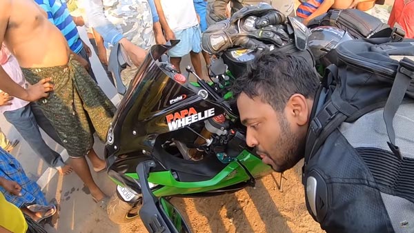 காஸ்ட்லி பைக்கில் ஜாலி ரைடு... ஆட்டை அடித்து தூக்கிய இளைஞர்! கிராம மக்கள் என்ன செய்தார்கள் தெரியுமா?