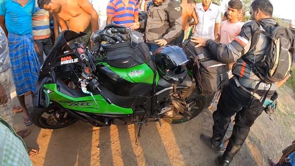 காஸ்ட்லி பைக்கில் ஜாலி ரைடு... ஆட்டை அடித்து தூக்கிய இளைஞர்! கிராம மக்கள் என்ன செய்தார்கள் தெரியுமா?