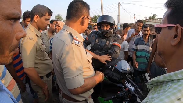 காஸ்ட்லி பைக்கில் ஜாலி ரைடு... ஆட்டை அடித்து தூக்கிய இளைஞர்! கிராம மக்கள் என்ன செய்தார்கள் தெரியுமா?
