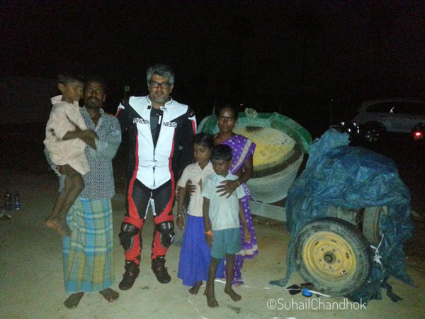 தல எப்பவுமே கெத்துதான்... குடிசையில் வாழும் ஏழை குடும்பத்தை சந்தோஷத்தில் திக்கு முக்காட வைத்த அஜீத்