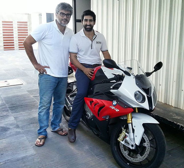 தல எப்பவுமே கெத்துதான்... குடிசையில் வாழும் ஏழை குடும்பத்தை சந்தோஷத்தில் திக்கு முக்காட வைத்த அஜீத்