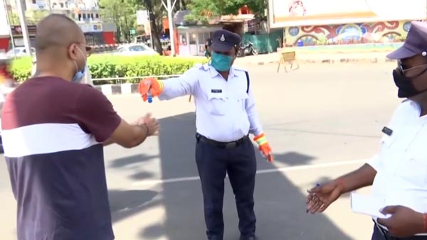 கொரோனா வைரசை ஒழிக்க புது யுக்தி... செம்ம ட்ரிக்கை கையாளும் காவல்துறை... பொதுமக்கள் வியப்பு!