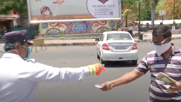 கொரோனா வைரசை ஒழிக்க புது யுக்தி... செம்ம ட்ரிக்கை கையாளும் காவல்துறை... பொதுமக்கள் வியப்பு!