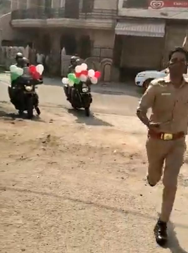 குழந்தையின் வீட்டிற்கு ராஜ மரியாதையுடன் வந்த போலீஸ் வாகனங்கள்... காரணம் தெரிஞ்சா அசந்து போய்ருவீங்க