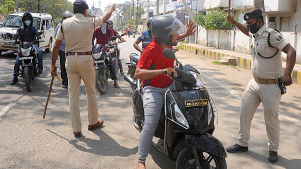டிக்டாக் வீடியோவிற்காக காரில் சிவப்பு நிற பெக்கான்... மடக்கி பிடித்து இளைஞரை தூக்கி சென்ற போலீஸார்...