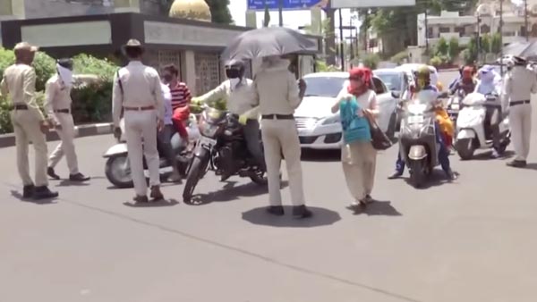 டிக்டாக் வீடியோவிற்காக காரில் சிவப்பு நிற பெக்கான்... மடக்கி பிடித்து இளைஞரை தூக்கி சென்ற போலீஸார்...