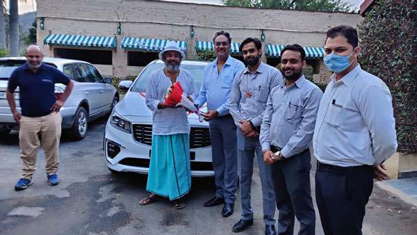 உல்லாச கப்பலுக்கு இணையான ஆடம்பர காரை வாங்கிய முன்னாள் கிரிக்கெட் வீரர்... நம்ம பிரதமர் சொன்னது கேக்கலையா சார்!