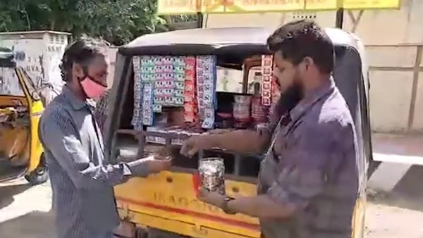 இது புதுசா இருக்கே... டபுள் வருமானம் பார்க்க சூப்பர் ஐடியா... கோவையை கலக்கும் கில்லாடி ஆட்டோ டிரைவர்