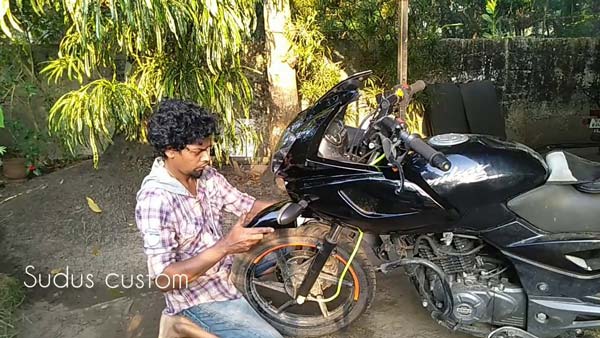 பஜாஜ் பல்சர் 220 எஃப் மாடலாக மாறிய பல்சர் 150... இதை மாற்றுவது இவ்ளோ சுலபமா? வீடியோ!