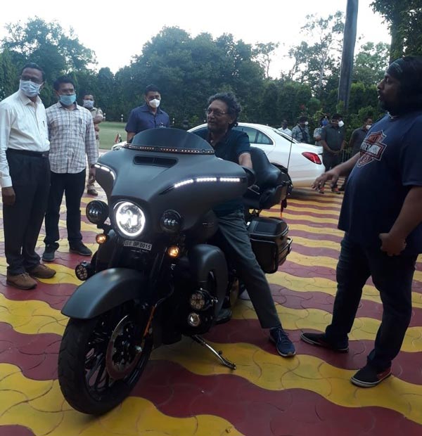 குழந்தையாக மாறிய இந்தியாவின் தலைமை நீதிபதி! வியப்பில் ஆழ்ந்த நீதித்துறை! அந்த பைக்கின் விலை எவ்ளோ தெரியுமா?