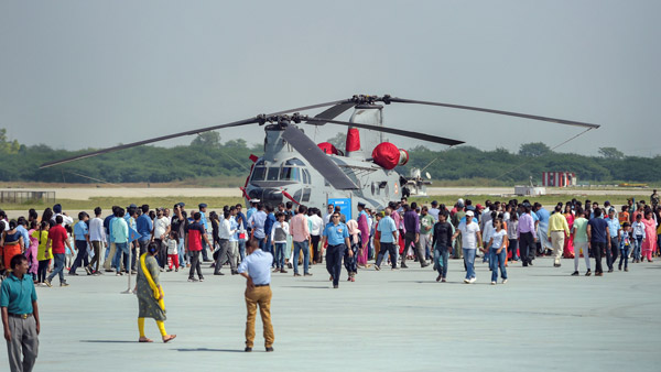 சீனாவுக்கு எதிராக களமாட தயார் நிலையில் சின்னூக் ஹெலிகாப்டர்கள்!
