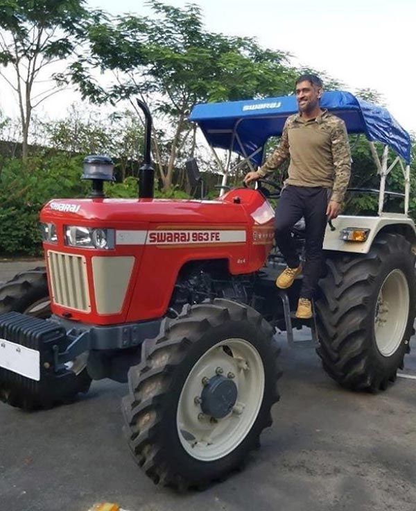 இளையராஜா இசை ஒலிக்க டிராக்டரில் கெத்தாக வந்திறங்கிய தல தோனி... அரிய வீடியோவை வெளியிட்ட சிஎஸ்கே!