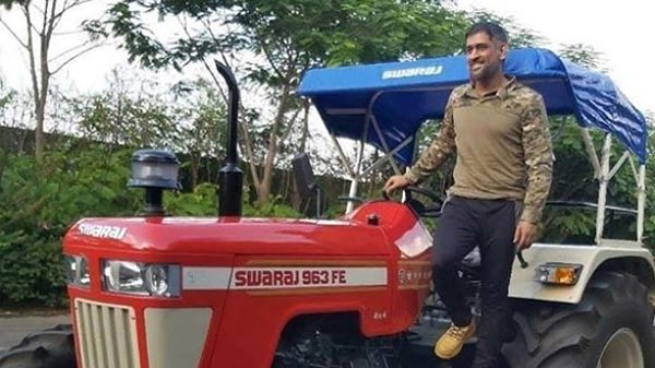 இளையராஜா இசை ஒலிக்க டிராக்டரில் கெத்தாக வந்திறங்கிய தல தோனி... அரிய வீடியோவை வெளியிட்ட சிஎஸ்கே!