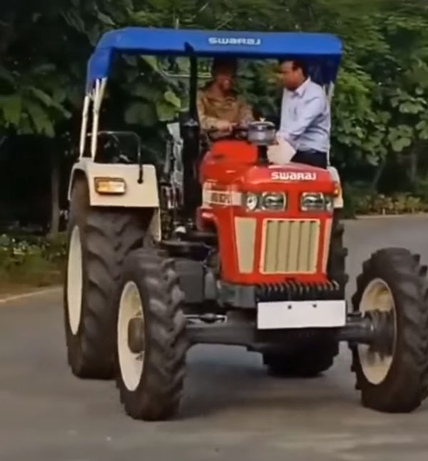 இளையராஜா இசை ஒலிக்க டிராக்டரில் கெத்தாக வந்திறங்கிய தல தோனி... அரிய வீடியோவை வெளியிட்ட சிஎஸ்கே!