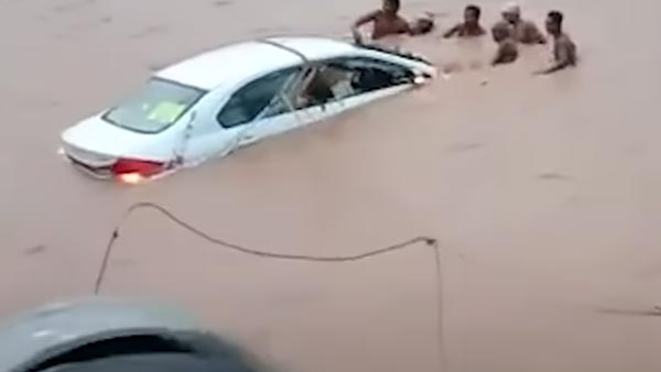 புதுமண ஜோடிக்கு இப்படியொரு நிலமையா..? இத வீடியோ எடுக்க எப்படிதான் மனசு வந்துச்சோ!