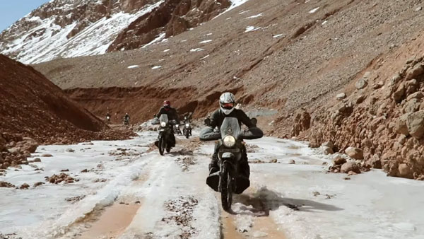 லடாக் பகுதியில் பைக்கில் செல்வதே இவ்வளவு ஆபத்தானதா...? இந்திய இராணுவ வீரர்கள் உண்மையில் கிரேட்...