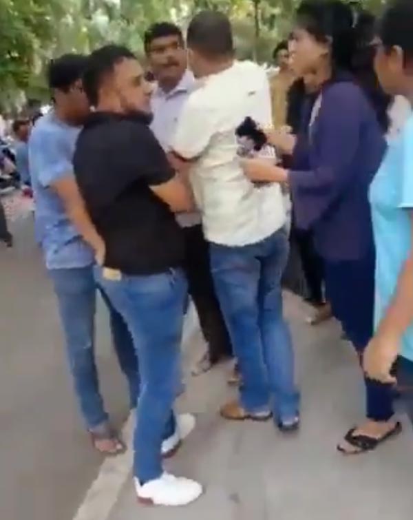 யாரை குற்றம் சொல்லுவது... விலையுயர்ந்த சூப்பர் காரில் கெத்தாக வலம் வந்தவருக்கு தர்ம அடி! ஏன் தெரியுமா?