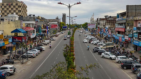 சட்ட விரோத சிவப்பு சுழல் விளக்கை பயன்படுத்திய முக்கிய அதிகாரி... யாருனு தெரிஞ்சா நிச்சயம் கோவப்படுவீங்க!