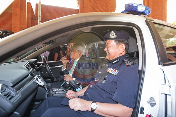 மலேசிய போலீஸாரின் கொரோனா தடுப்பு பணியில் இணைந்த ஹோண்டா சிவிக் செடான் கார்...