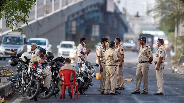 போலீஸ் அதிரடி... வீட்டில் இருந்து 2 கிலோ மீட்டர் தாண்டி போனா அவ்ளோதான்... எந்த ஊரில் தெரியுமா?