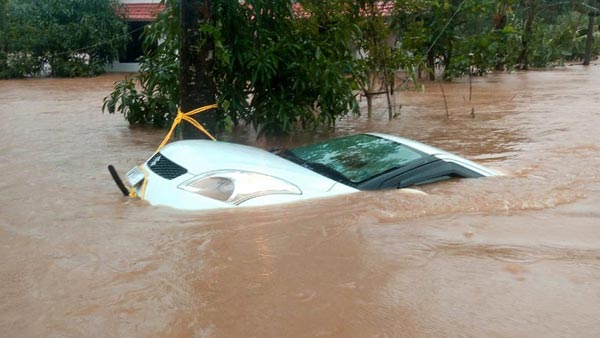 புதுமண ஜோடிக்கு இப்படியொரு நிலமையா..? இத வீடியோ எடுக்க எப்படிதான் மனசு வந்துச்சோ!