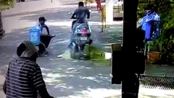 சானிட்டைசர்களால் இப்படி ஒரு ஆபத்தா..? நீங்க துளியளவும் இதை எதிர்பார்த்திருக்க மாட்டீங்க... வீடியோ!