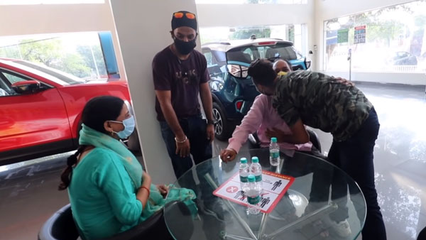 லாக்டவுண் தடையை தாண்டி தந்தையை ஆச்சரியப்படுத்திய இளைஞர்... என்ன செய்தார் தெரியுமா?