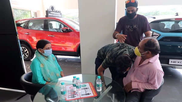 லாக்டவுண் தடையை தாண்டி தந்தையை ஆச்சரியப்படுத்திய இளைஞர்... என்ன செய்தார் தெரியுமா?