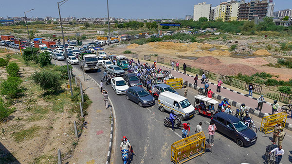 சட்ட விரோத சிவப்பு சுழல் விளக்கை பயன்படுத்திய முக்கிய அதிகாரி... யாருனு தெரிஞ்சா நிச்சயம் கோவப்படுவீங்க!