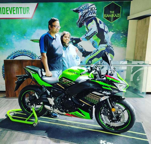 கவாஸாகி நிஞ்சா 650 பிஎஸ்6 பைக்கின் டெலிவிரி துவங்கியது... உரிமையாளர்கள் வீட்டிற்கு ஓட்டி சென்றனர்...