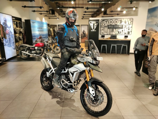 2020 ட்ரையம்ப் டைகர்900-ன் டெலிவிரிகள் துவங்கின.. வீட்டிற்கு ஓட்டிசென்ற உரிமையாளர்கள் இவர்கள்தான்...