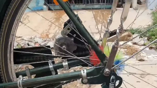 மகன் கொடுத்த ஐடியாவில் தந்தை உருவாக்கிய சூப்பர் சைக்கிள்... வாயை பிளந்து பார்க்கும் ஓசூர் மக்கள்...