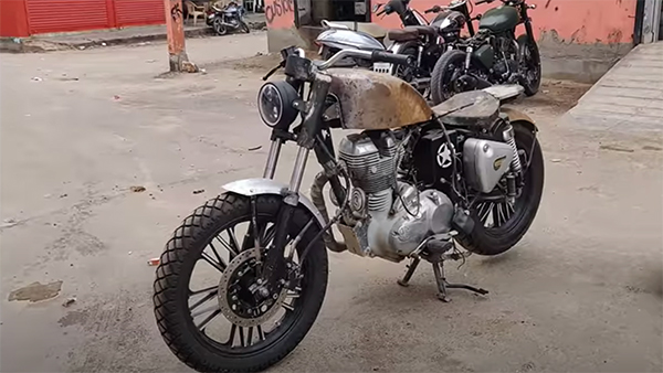 ஹார்லி டேவிட்சன் பைக் போன்று இருக்கிறதா? ஆனால் அதுதான் இல்லை, இது ராயல் என்பீல்டு கிளாசிக்350