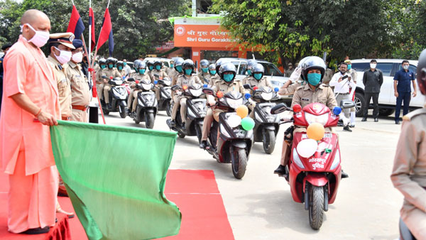 செம... பெண் போலீசாருக்கு 100 ஸ்கூட்டர்களை அள்ளி கொடுத்த நல்ல உள்ளம்... யார்னு தெரிஞ்சா அசந்திருவீங்க