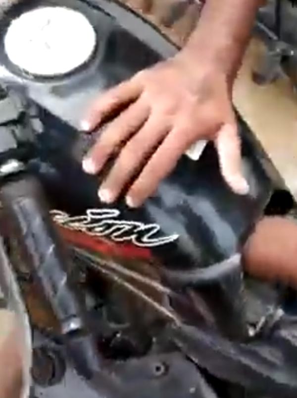 போலீசாரையே அதிர வைத்த பைக் மாடிஃபிகேஷன்... எதற்காக என்று தெரிந்தால் நீங்களும் ஷாக்காயிடுவீங்க...