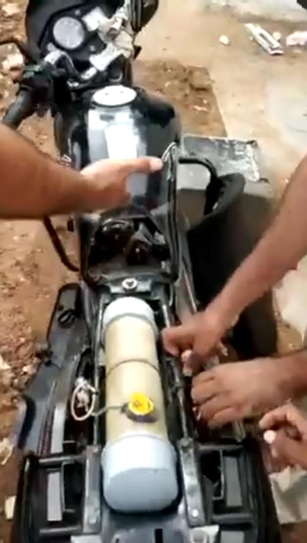 போலீசாரையே அதிர வைத்த பைக் மாடிஃபிகேஷன்... எதற்காக என்று தெரிந்தால் நீங்களும் ஷாக்காயிடுவீங்க...