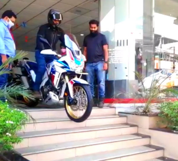 தலைகால் புரியாமல் ஆட்டம் போட்ட இளைஞர்... 16 லட்ச ரூபாய் பைக்கை வாங்கிய அடுத்த நொடியே நடந்த சம்பவம்