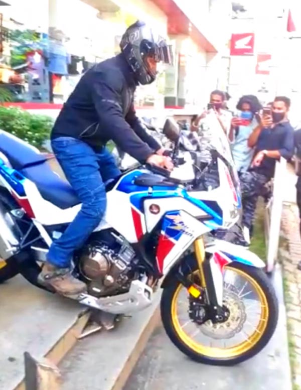 தலைகால் புரியாமல் ஆட்டம் போட்ட இளைஞர்... 16 லட்ச ரூபாய் பைக்கை வாங்கிய அடுத்த நொடியே நடந்த சம்பவம்