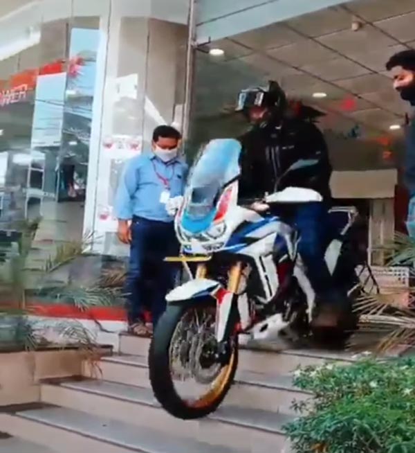 தலைகால் புரியாமல் ஆட்டம் போட்ட இளைஞர்... 16 லட்ச ரூபாய் பைக்கை வாங்கிய அடுத்த நொடியே நடந்த சம்பவம்