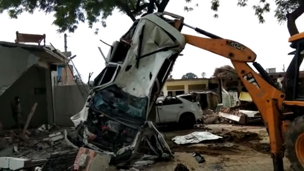 விலையுயர்ந்த கார்களை ஜேசிபி கொண்டு நொறுக்கிய போலீஸ்... இது யாரோட காருனு தெரியுமா?